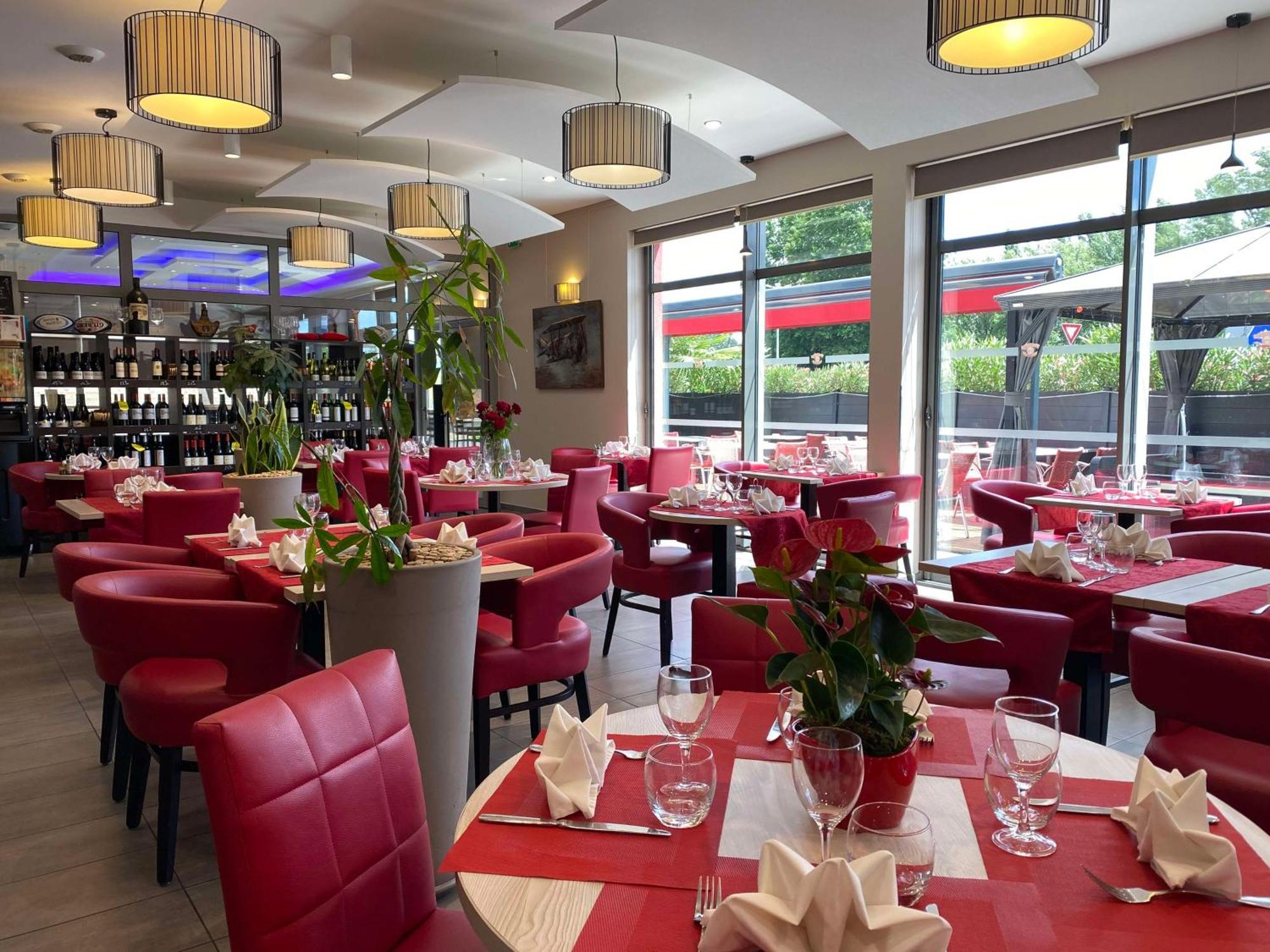 Brit Hotel Brive La Gaillarde - Restaurant La Limousine Malemort Bagian luar foto