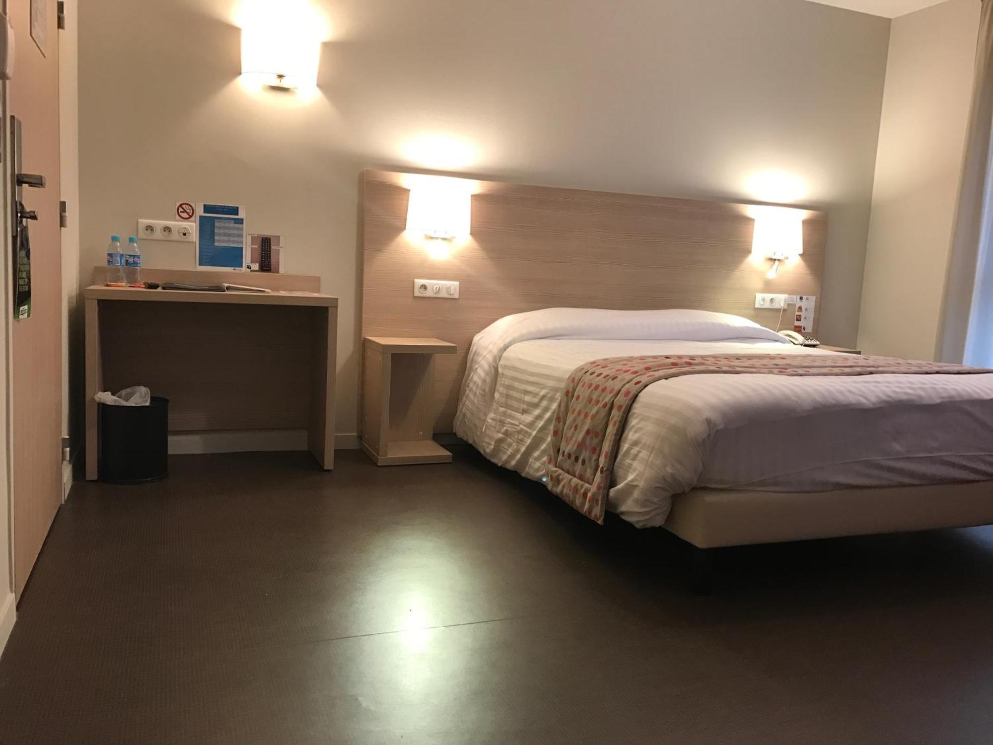 Brit Hotel Brive La Gaillarde - Restaurant La Limousine Malemort Bagian luar foto