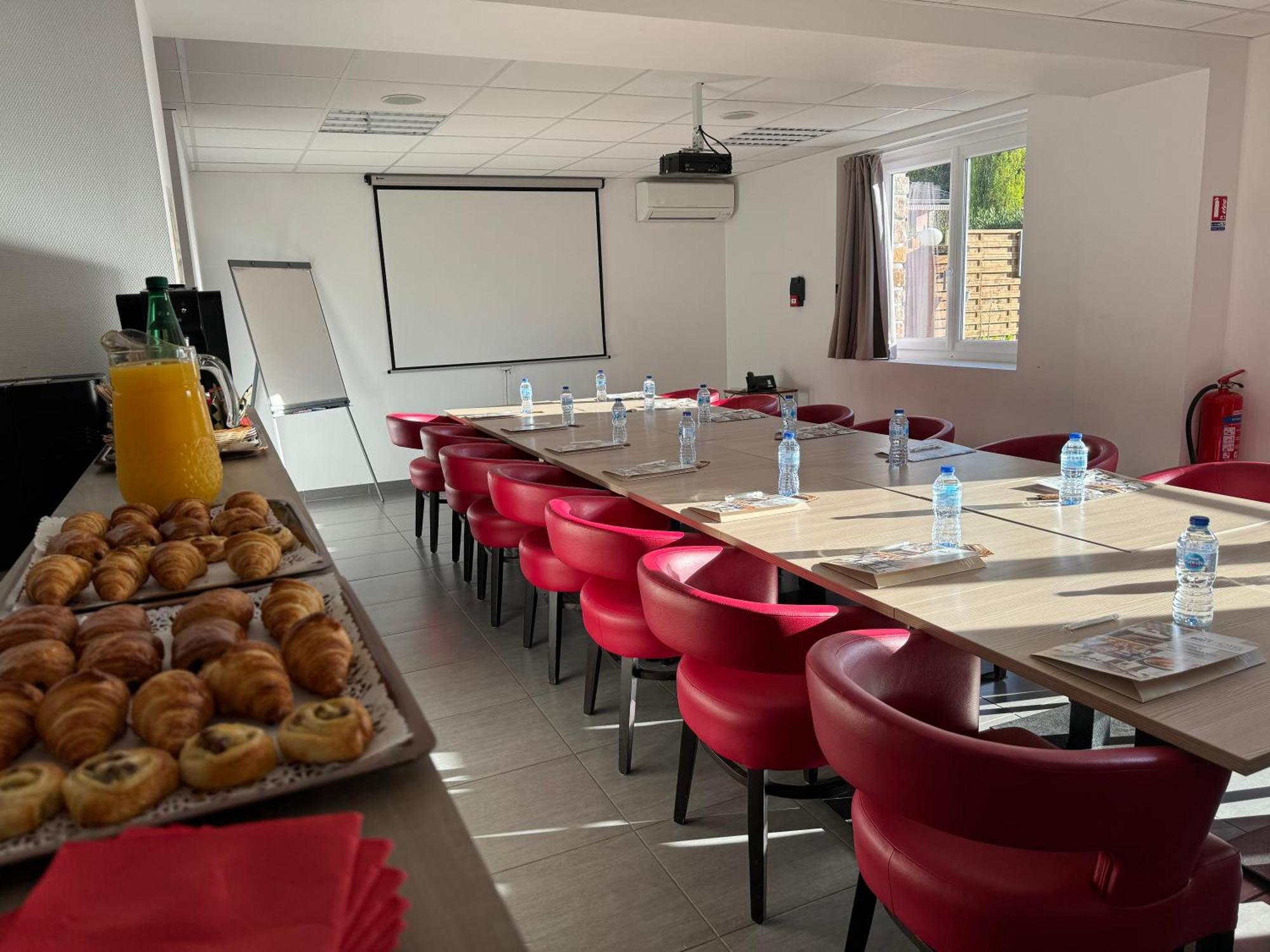 Brit Hotel Brive La Gaillarde - Restaurant La Limousine Malemort Bagian luar foto